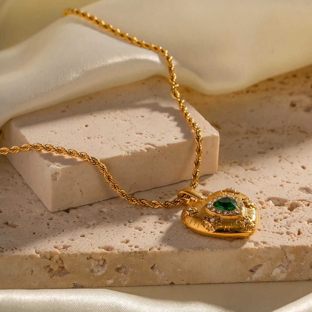 Vintage Heart Emerald Gem Gold Pendant Charm Necklace - Womens